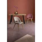 Kuhinjski stol LINZEY roza . Kuhinjski stol LINZEY v roza barvi je eleganten in udoben. Narejen je iz naravnega lesa kar zagotavlja stabilnost in kakovost.