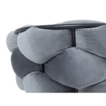 Kuhinjski stol NORDI . Kuhinjski stol NORDI je modernega dizajna. Združuje udobje in estetiko. Sedež in naslon sta oblazinjena v mehko žametno tkanino, kar