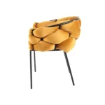 Kuhinjski stol NORDI . Kuhinjski stol NORDI je modernega dizajna. Združuje udobje in estetiko. Sedež in naslon sta oblazinjena v mehko žametno tkanino, kar