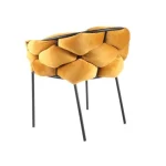 Kuhinjski stol NORDI . Kuhinjski stol NORDI je modernega dizajna. Združuje udobje in estetiko. Sedež in naslon sta oblazinjena v mehko žametno tkanino, kar