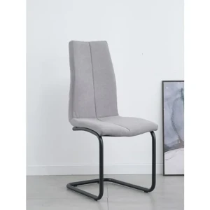 Kuhinjski stol OLAF siv . Kuhinjski stol OLAF siv je odlična rešitev za kombiniranje v minimalističen ali industrijski stil prostora. Kombinacija sivega