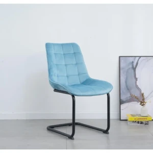 Kuhinjski stol PIA velvet moder . Kuhinjski stol PIA moder je odlična rešitev za kombiniranje v minimalističen ali industrijski stil prostora. Kombinacija