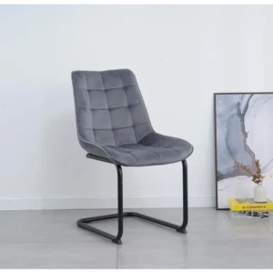 Kuhinjski stol PIA velvet siv . Kuhinjski stol PIA siv je odlična rešitev za kombiniranje v minimalističen ali industrijski stil prostora. Kombinacija