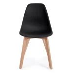 Kuhinjski stol SYSTEM črn . Kuhinjski stol SYSTEM je eleganten kos pohištva, ki bo prinesel svežino v vsak prostor. Sedišče je izdelano iz kakovostnega