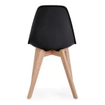 Kuhinjski stol SYSTEM črn . Kuhinjski stol SYSTEM je eleganten kos pohištva, ki bo prinesel svežino v vsak prostor. Sedišče je izdelano iz kakovostnega