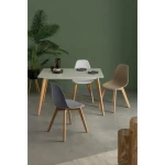 Kuhinjski stol SYSTEM siva . Kuhinjski stol SYSTEM je eleganten kos pohištva, ki bo prinesel svežino v vsak prostor. Sedišče je izdelano iz kakovostnega