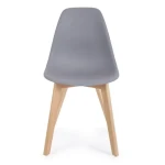 Kuhinjski stol SYSTEM siva . Kuhinjski stol SYSTEM je eleganten kos pohištva, ki bo prinesel svežino v vsak prostor. Sedišče je izdelano iz kakovostnega