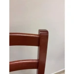 Kuhinjski stol VENEZIA češnja . Kuhinjski stol VENEZIA češnja je izdelan iz kakovostnega masivnega lesa, ki zagotavlja stabilnost in trpežnost. Na voljo