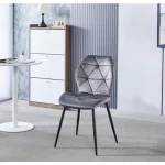 Kuhinjski stol VERACE je privlačen in kvaliteten stol za vašo jedilnico s kovinskim črnim podnožjem. Kombinacija sivega prešitega blaga s črnimi