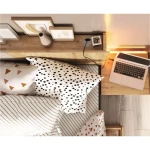 Mladinska spalnica KINDER . Mladinska spalnica KINDER je primerna za vsako mladinsko sobo, saj ima zanimivo geometrijo izdelkov s pridihom naravnega hrasta v