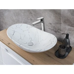 Nadpultni kopalniški umivalnik MERI BEL . Nadpultni kopalniški umivalnik MERI je narejen iz keramike v beli mat barvi z vzorcom marmorja. Vsaki kopalnici bo