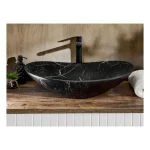 Nadpultni kopalniški umivalnik MERI je narejen iz keramike v črni mat barvi s vzorcom marmorja. Vsaki kopalnici bo dodal izgled elegance ter modernosti.