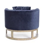 Naslonjač MIDWAY modra . Naslonjač MIDWAY modra je narejen iz poliuretanske pene, ki je oblečena v poliester ki je prijeten kot žamet. Strukturo ima iz