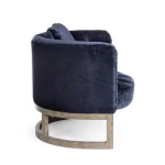 Naslonjač MIDWAY modra . Naslonjač MIDWAY modra je narejen iz poliuretanske pene, ki je oblečena v poliester ki je prijeten kot žamet. Strukturo ima iz