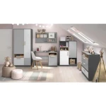 Nizka knjižna omara SIVKO . Nizka knjižna omara SIVKO je eleganten kos pohištva, ki popestri vaš prostor. Njen poseben dizajn vas bo navdušil, saj prinese