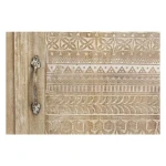 Nočna omarica 1A-1C MAYRA . Nočna omarica 1A-1C MAYRA ima okvir iz lesa z ročno izrezanimi okraski, zadnje strani so iz MDF-ja. Imajo medeninaste ročaje.