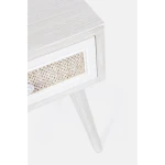 Nočna omarica 1C MONTIEL . Nočna omarica 1C MONTIEL je narejena iz MDF-ja, sprednja stran predala je oblečena v tkanino, noge so iz kovine. S svojo