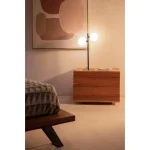 Nočna omarica 2C ARON . Nočna omarica 2C ARON je narejena iz lesa in ima nepravilne robe (učinek živega lesa). Ker se les obdeluje ročno, so oblike in