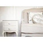 Nočna omarica 2C CLORINE . Nočna omarica 2C CLORINE v rustičnem slogu vas bo navdušila. Dobavljiva je v beli barvi z dodanim motivom cvetic. Narejena je iz