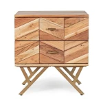 Nočna omarica 2C RAIDA . Nočna omarica 2C RAIDA je narejena iz lesa v kombinaciji z jeklenimi nogami. Dimenzije: širina: 50cm globina: 35cm višina: 55cm