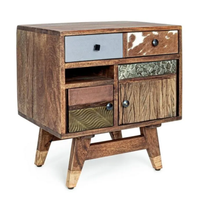 Nočna omarica DHAVAL Nočna omarica DHAVAL . Nočna omarica DHAVAL ima okvir iz lesa in MDF-ja. Ima jeklene ročaje. Material: - Les - MDF - Jekleni ročaji Barve: - Les - Mešane