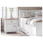 Nočna omarica MOLLY . Nočna omarica MOLLY se poda v vsak prostor s svojo eleganco in prefinjenostjo. Omarica ima prostoren predal ter vrata. Narejena je iz