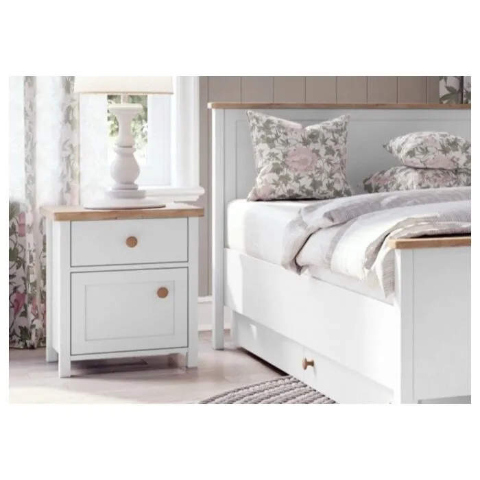 Nočna omarica MOLLY Nočna omarica MOLLY . Nočna omarica MOLLY se poda v vsak prostor s svojo eleganco in prefinjenostjo. Omarica ima prostoren predal ter vrata. Narejena je iz