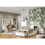 Nočna omarica MOLLY . Nočna omarica MOLLY se poda v vsak prostor s svojo eleganco in prefinjenostjo. Omarica ima prostoren predal ter vrata. Narejena je iz