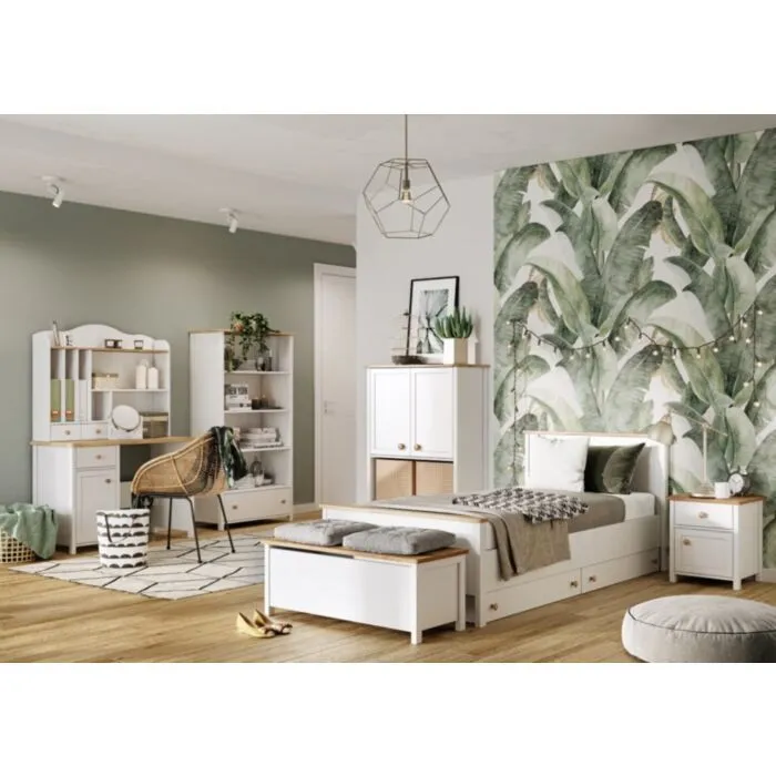 Nočna omarica MOLLY Nočna omarica MOLLY . Nočna omarica MOLLY se poda v vsak prostor s svojo eleganco in prefinjenostjo. Omarica ima prostoren predal ter vrata. Narejena je iz