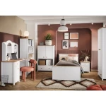 Nočna omarica MOLLY . Nočna omarica MOLLY se poda v vsak prostor s svojo eleganco in prefinjenostjo. Omarica ima prostoren predal ter vrata. Narejena je iz