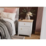 Nočna omarica MOLLY . Nočna omarica MOLLY se poda v vsak prostor s svojo eleganco in prefinjenostjo. Omarica ima prostoren predal ter vrata. Narejena je iz