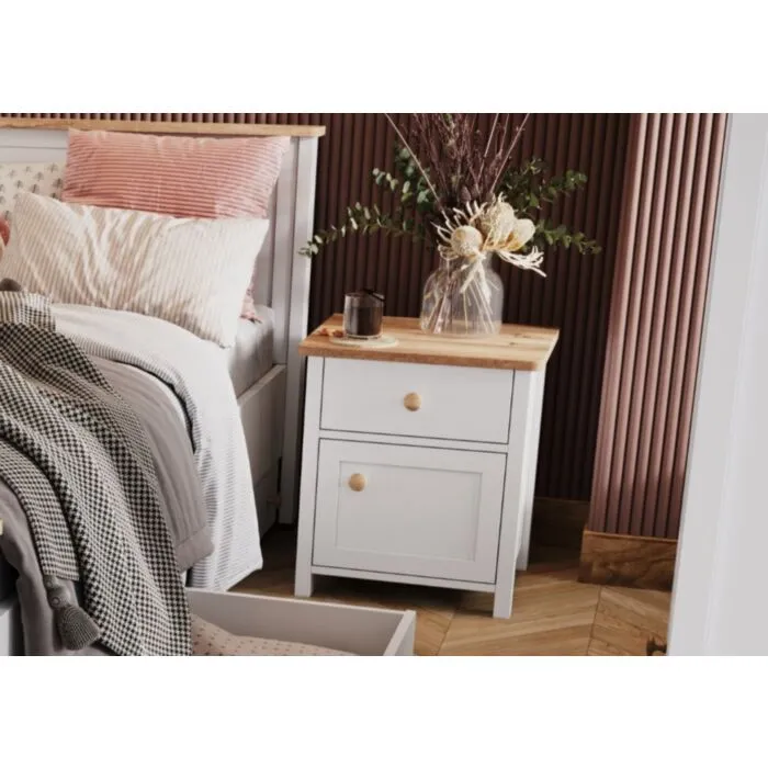 Nočna omarica MOLLY Nočna omarica MOLLY . Nočna omarica MOLLY se poda v vsak prostor s svojo eleganco in prefinjenostjo. Omarica ima prostoren predal ter vrata. Narejena je iz