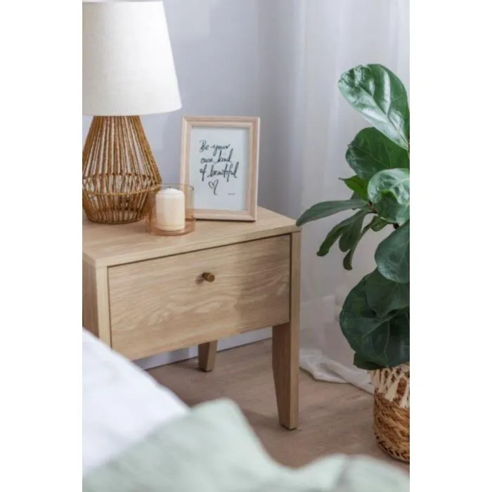 Nočna omarica NOLE Nočna omarica NOLE . Nočna omarica NOLE je majhna nočna omarica, ki je odlična rešitev za tiste, ki iščejo praktično in funkcionalno pohištvo za