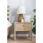 Nočna omarica NOLE . Nočna omarica NOLE je majhna nočna omarica, ki je odlična rešitev za tiste, ki iščejo praktično in funkcionalno pohištvo za