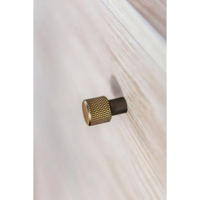 Nočna omarica NOLE Nočna omarica NOLE . Nočna omarica NOLE je majhna nočna omarica, ki je odlična rešitev za tiste, ki iščejo praktično in funkcionalno pohištvo za