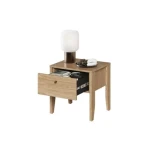 Nočna omarica NOLE . Nočna omarica NOLE je majhna nočna omarica, ki je odlična rešitev za tiste, ki iščejo praktično in funkcionalno pohištvo za