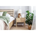 Nočna omarica NOLE . Nočna omarica NOLE je majhna nočna omarica, ki je odlična rešitev za tiste, ki iščejo praktično in funkcionalno pohištvo za