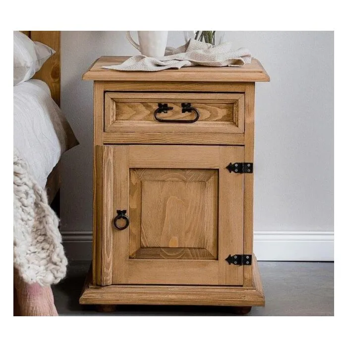 Nočna omarica POP desna Nočna omarica POP desna . Nočna omarica POP desna je narejena iz kvalitetnega borovega lesa v medeno rjavi barvi. Ta omarica ustreza desni postavitvi.