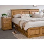 Nočna omarica POP leva . Nočna omarica POP leva je narejena iz kvalitetnega borovega lesa v medeno rjavi barvi. Ta omarica ustreza levi postavitvi. Material: