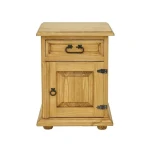 Nočna omarica POP leva . Nočna omarica POP leva je narejena iz kvalitetnega borovega lesa v medeno rjavi barvi. Ta omarica ustreza levi postavitvi. Material: