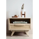 Nočna omarica SAHANA . Nočna omarica SAHANA, je eleganten kos pohištva, ki popestri vaš prostor. Narejena je iz kakovostnega mangovega lesa, naslonjalo in