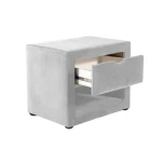 Nočna omarica STANAJA . Nočna omarica STANAJA je narejena iz kvalitetnih materialov, oblečena v nežno blago podobno žametu. Dobavljiva je v več barvah.