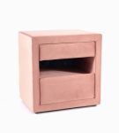 Nočna omarica STANAJA 3 je narejena iz kvalitetnih materialov, oblečena v nežno blago podobno žametu. Dobavljiva je v več barvah. Nočna omarica STANAJA 3