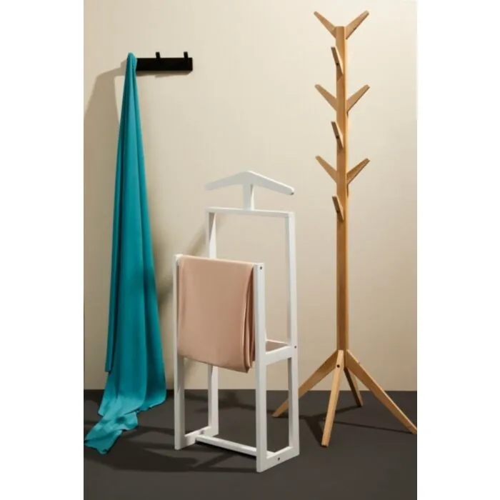 Obešalnik DAIKI SLIM Obešalnik DAIKI SLIM . Obešalnik DAIKI je narejen iz lesa- hrast. Dimenzije: širina: 60cm globina: 60cm višina: 169cm