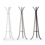 Obešalnik TRIOMPHE črna je narejen iz kovine in je črne barve. Material: - Kovina Barva: - Črna Dimenzije: širina: 60cm globina: 60cm višina: 180cm