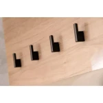 Obešalnik za predsobo BENO . Obešalnik za predsobo BENO je eleganten ter atraktiven. Moderen dizajn v barvi svetlega hrasta, v kombinaciji črnih obešalnih