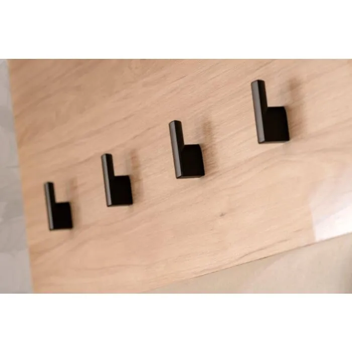 Obešalnik za predsobo BENO Obešalnik za predsobo BENO . Obešalnik za predsobo BENO je eleganten ter atraktiven. Moderen dizajn v barvi svetlega hrasta, v kombinaciji črnih obešalnih