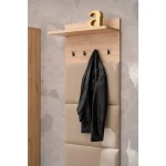 Obešalnik za predsobo BERI . Obešalnik za predsobo BERI je eleganten ter atraktiven. Obešalna stena je oblazinjena v velvet bež blagu. Moderen dizajn v