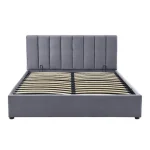 Oblazinjena postelja LEV . Tapecirana postelja LEV je narejena iz kvalitenih materialov in vsebuje predal. Postelja vključuje okvir iz upognjenih četvic,