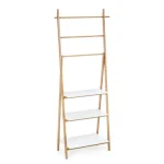 Odprti poličnik AUDREY . Odprti poličnik AUDREY je narejen iz lesa in ima lesene bele mat poličke. S svojo enostavno obliko a hkrati eleganco doda vsakemu